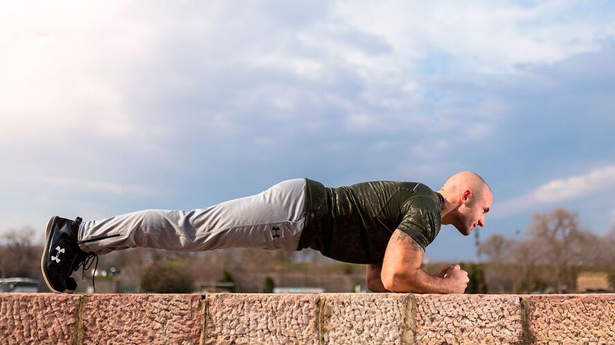 Plank cvičenie na obnovenie mužskej sily